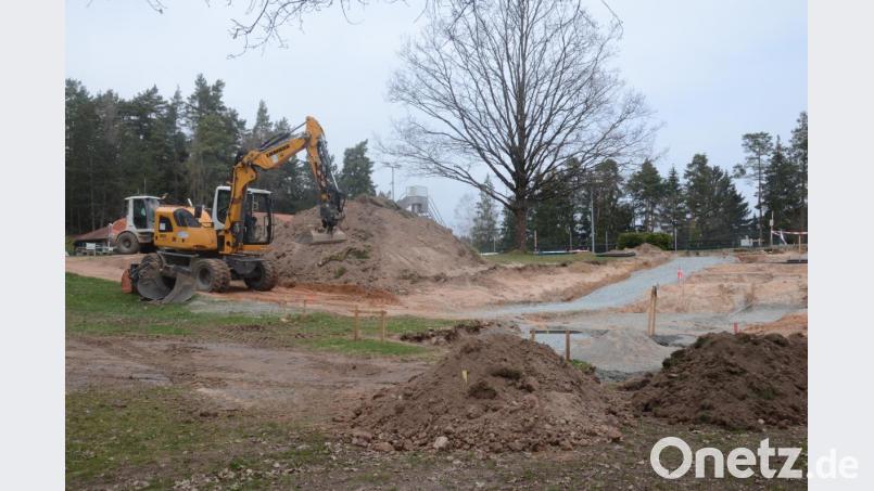 Und hier wollen schon Mitte Mai die ersten Badegäste liegen? Oberhalb des Wellenbeckens im Schätzlerbad breitet sich aktuell eine große Baustelle aus. Bild: Kunz