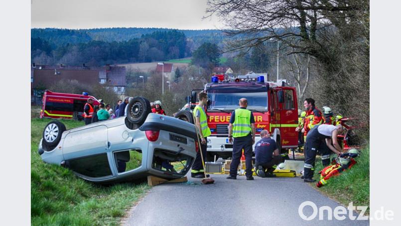 Ein Unfall, in den drei Fahrzeuge verwickelt sind und mehrere Menschen verletzt werden, ist das Übungsszenario für Rettungskräfte am Samstagnachmittag in Neuhaus an der Pegnitz. Bild: jma