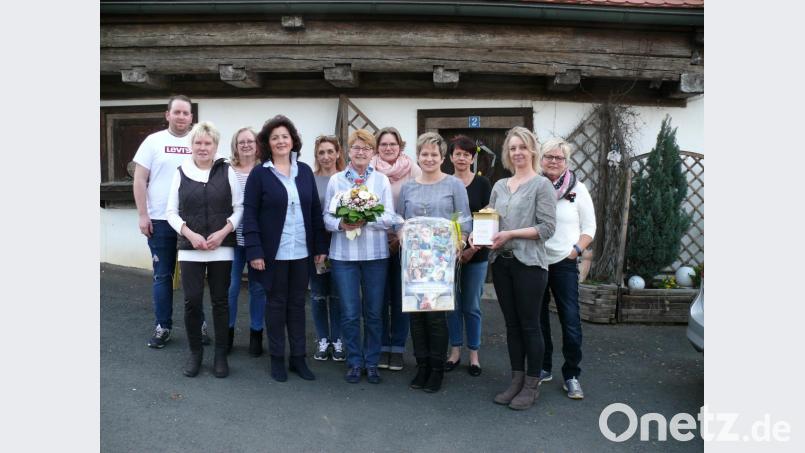 Liane Kolb (Mitte, mit Blumen), ist jetzt nach 27-jähriger Tätigkeit als Metzgerei-Fachverkäuferin beim &quot;Thamanigl&quot; verabschiedet worden. Gisela Malzer (Vierte von links) und die Mitarbeiterinnen wünschten eine gute Zeit. Bild: kgg