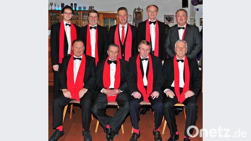 Rote Socken und roter Schaler sind ihr Erkennungszeichen: (sitzend, von links) Robert Kastl, Rudolf Prichta, Richard Kummer, Richard Einsporn und (stehend, von links) Tobias Ach, Reinhard Sassmann,
Stephan Schorr, Karlheinz Ach und Thomas Piesche. Bild: R. Kreuzer