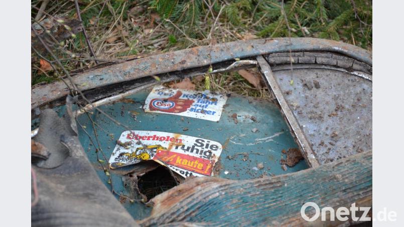 Seltsame Aufkleber: Auf dem Käfer-Wrack kleben Sticker mit Sprüchen. Bild: ca
