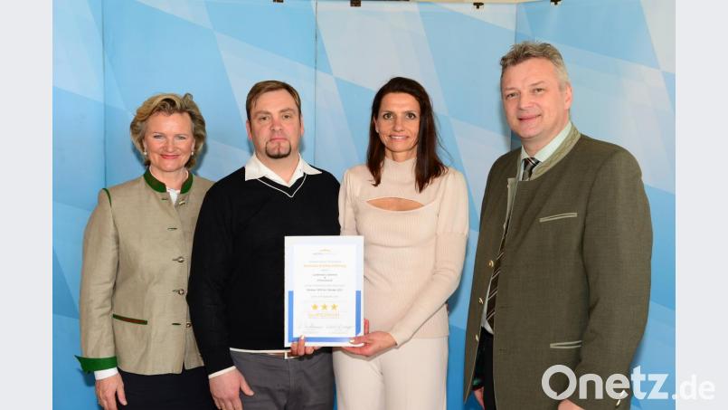 Die Inhaber des Landhotels Lindenhof in Vohenstrauß, Claudia (Zweite von rechts) und Stefan Freudenreich (Zweiter von links), werden von Angela Inselkammer von der DEHOGA und dem Bayerischen Wirtschafts- und Tourismusstaatssekretär Roland Weigert ausgezeichnet. Ihr Hotel erhielt erneut die Bewertung Drei-Sterne-Superior. Bild: Irmi Gessner