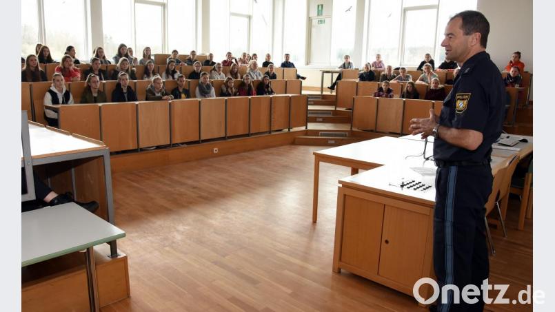 Polizeihauptkommissar Pfab erläutert den Schülerinnen die Einstellungsvoraussetzungen. Bild: Fotos: PHK Peter Eckert, VII. BPA Foto- und Videozentrale