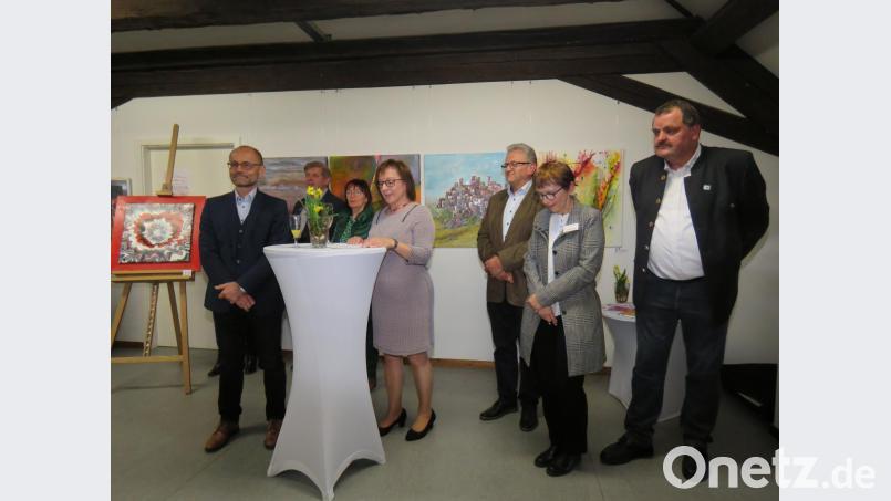 Angelika Sticht (Zweite von links) neben dem stellvertretenden Landrat, Dr. Alfred Scheidler (links) stellte ihre Werke als namenlos vor. Sie wolle dem Betrachter seine eigene Freiheit zur Interpretation lassen, sagte sie. Bild: ubb