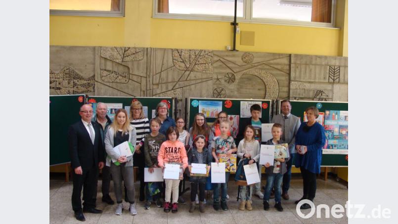 Die örtlichen Gewinner bei der Preisverleihung in der Grund- und Mittelschule Hirschau mit (von links) Vorstand Norbert Waldhauser von der Raiffeisenbank, Jurymitglied Heinz Steinkohl, Vertreterinnen der Schulen und Drittem Bürgermeister Peter Leitsoni (Zweiter von rechts). Bild: wfw