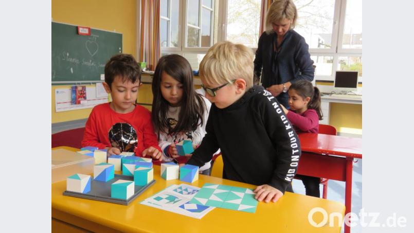 Welches Klötzchen passt wohl ins Muster? Bei dieser kniffeligen Aufgabe rauchen die Köpfe der Kinder gemeinsam. Bild: ubb