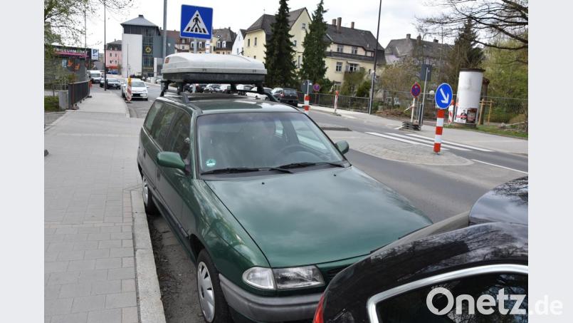 Das grüne Fahrzeug parkt auch schon lange beim Zebrastreifen an der Weigelstraße in Weiden. Bild: tss