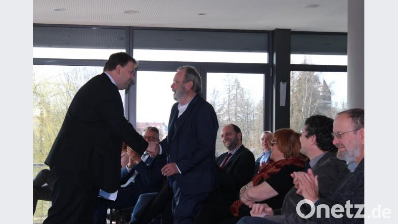 Bezirksheimatpfleger der Oberpfalz Tobias Appl gratuliert Ludwig Zehetner. Bild: Susanne Forster