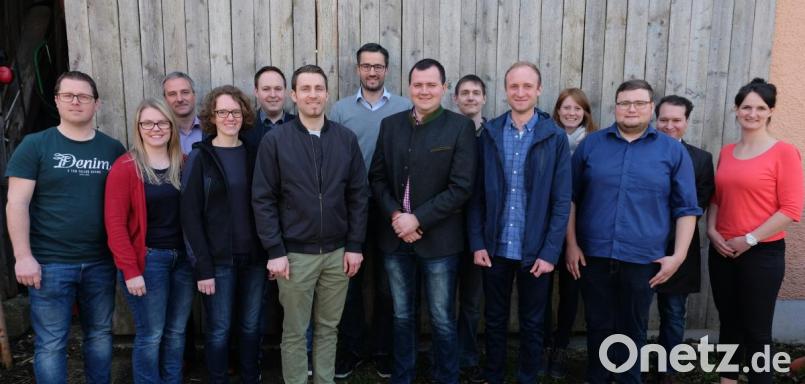 JU Kreisvorsitzende Christine Bauer (rechts) und Stellvertreter des CSU Ortsverbandes Stulln, Thomas Rohrwild (Dritter von links), gratulierten der Vorstandschaft zur Wahl. Neu an der Spitze steht Sebastian Peltzer (Siebter von rechts). Bild: ohr