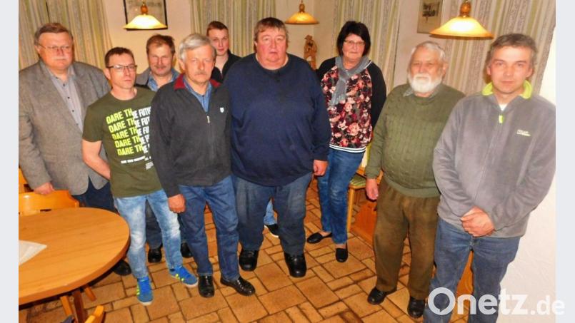 Markus Bauer, Ernst Gebhard, Edeltraud Poisl, Reinhold Pöhlmann, Hermann Nickl, Stefan Purucker und Stefan Kausler (von rechts) übernehmen Verantwortung bei den Jagdgenossen. Bürgermeister Manfred Porsch (links) dankt ihnen dafür. Bild: hai