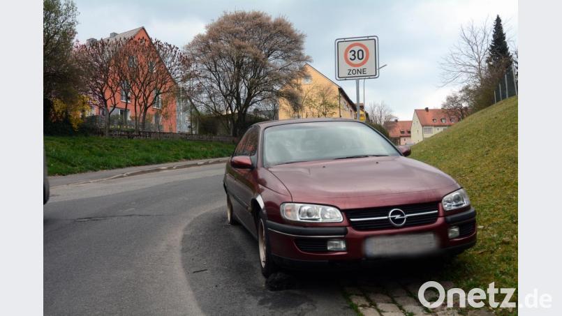 Dieses weinrote Auto steht seit mindestens einem halben Jahr an der Schillerstraße in Neustadt/WN. Bild: Gabi Schönberger