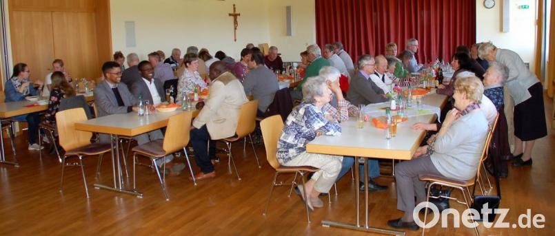 Gut 100 Immenreuther lassen sich den Eintopf mit Würstchen schmecken. Bild: mez