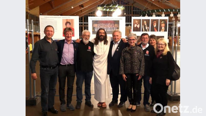 Eine Gruppe aus Tirschenreuth besuchte die Passionsspiele in Neumarkt (von links): Mirko Streich, Stadt Tirschenreuth, Vinzenz Rahn, Europassion-Beauftragter der Stadt Tirschenreuth, Franz Düring, Passionsspiel-Organisator und ehemaliger OB der Stadt Neumarkt, Jesus-Darsteller Thomas Fries, Peter Gold, 2. Bürgermeister Stadt Tirschenreuth, Gabriele Saller, Stadt Tirschenreuth, Franz Ebenhöch, Passionsspiel-Organisator Stadt Neumarkt, Rosemarie Rahn und Marianne Stangl, Stadt Tirschenreuth. Bild: Stadt Tirschenreuth