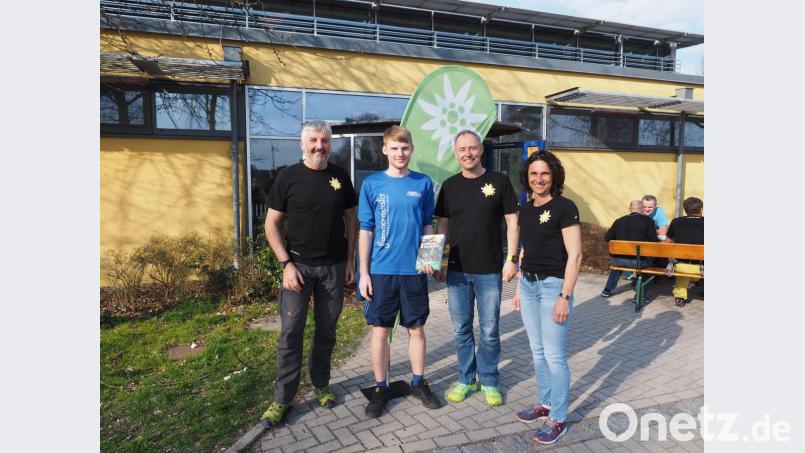 Das 2500. Mitglied (Zweiter von links) begrüßte 1. Vorsitzender Stefan Schönberger (links). Bild: fei