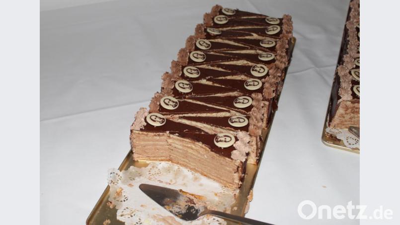 Zum Nachmittagskaffe gab es für die Gäste die bekannte &quot;Schmellertorte&quot;, die von der Konditorei Rieß aus Tirschenreuth angefertigt und kostenlos zur Verkostung bereitgestellt wurde. Bild: Susanne Forster