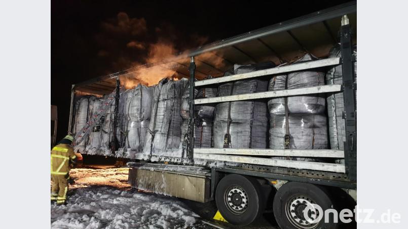 Rund 30 000 Euro Schaden entstanden bei dem Brand eines Lastwagens auf einem Parkplatz vor der Autobahn-Ausfahrt Schwandorf-Mitte. Bild: exb/Feuerwehr Schwandorf