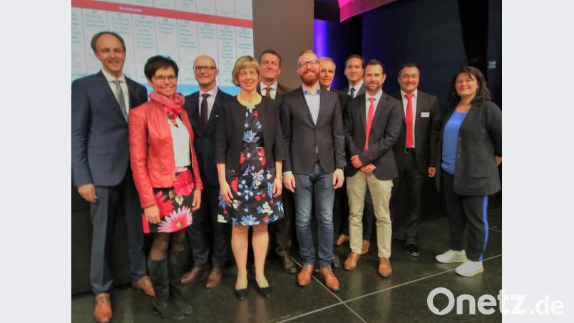 Von links:
Schulrat Stephan Tischer
SchADin Renate Vettori.
AD Thomas Ungerer,
Beatrix Hilburger, SchADin
Gerald Haas, SchAD
Tobias Frischholz, Beratungsrektor MiB
Johann Hilburger, LtRSchD
Jürgen Bomertl, SchR
Johannes Schirrmacher, Koordinator
Alexander Friedl, KR und KdB
Birgit Härtl, Rin Bild: mma
