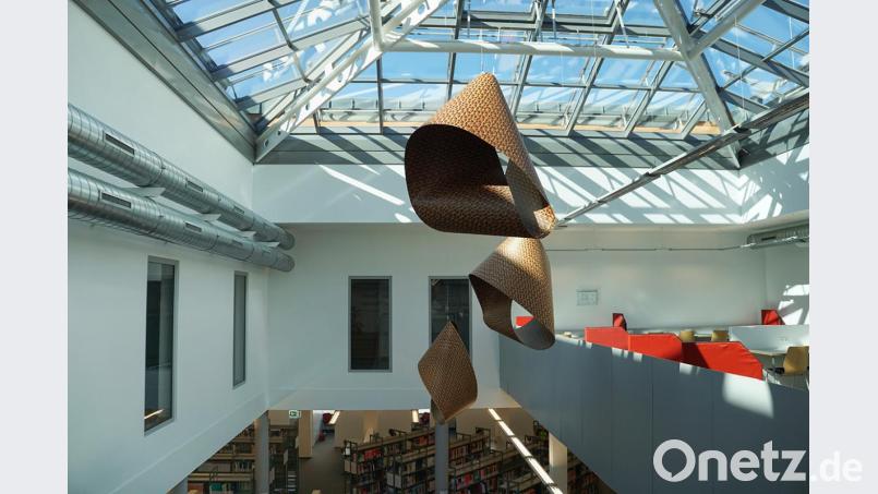 Das Mobile in der Bibliothek der OTH Amberg-Weiden am Campus Weiden. Bild: exb