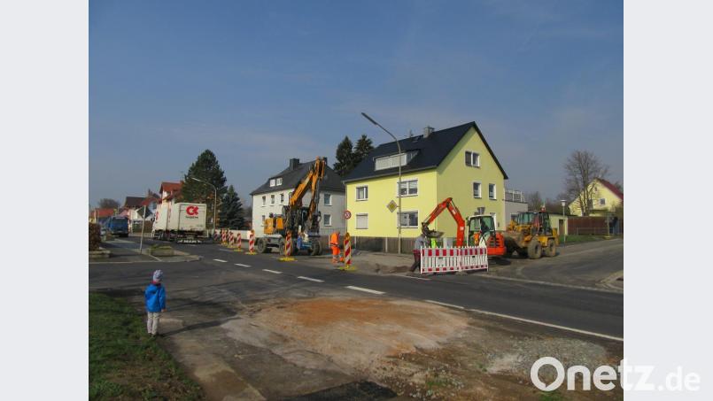 Am Ortsausgang in der Egerer Straße ist die Baustelle eingerichtet. Die Bundesstraße ist voraussichtlich bis zur Jahresmitte halbseitig gesperrt; der Verkehr wird mit Ampelbetrieb geregelt. Bild: kgg