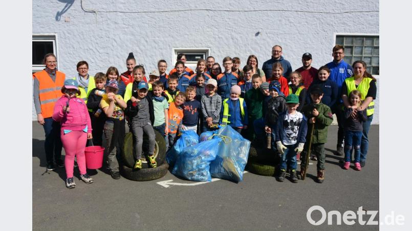 Jugendbeauftragter Wolfgang Pötzl (Zweiter von rechts) freute sich über die breite Unterstützung für die Ramadama-Aktion. Bild: jr