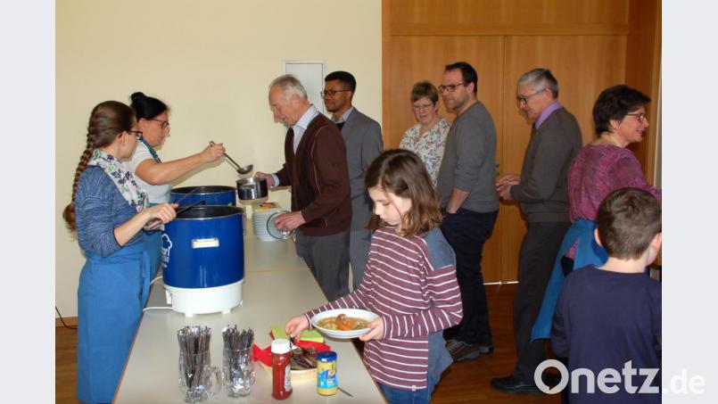 Ein Kommen und Gehen herrscht beim Fastenessen im Pfarrheim, das auch vielen älteren Pfarrangehörigen als eine Art „Essen-to-go“ nach Hause geliefert wird. Bild: mez