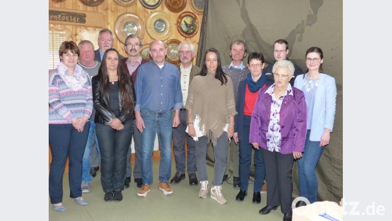 Vorsitzende Anni Braun (vorne, rechts) ehrt die Mitglieder mit Bürgermeister Karl-Heinz Preißer (Mitte, hinten). Bild: hme