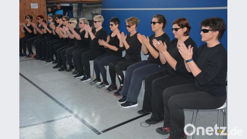 Synchrone Bewegungen zeigen diese ganz in Schwarz gekleideten Damen. Bild: jr