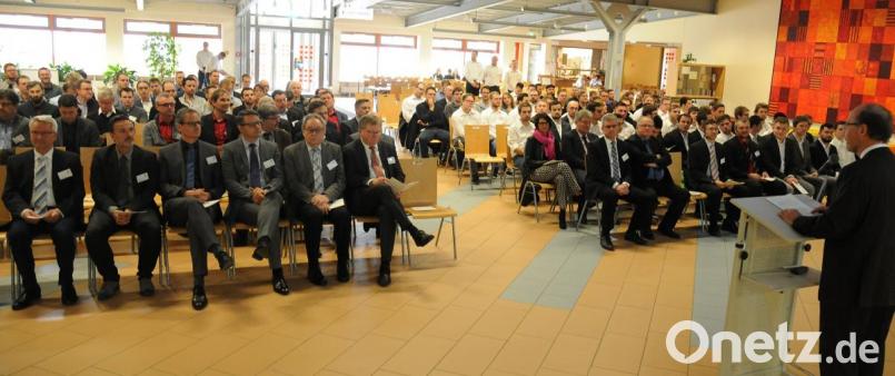 In der Berufsschul-Aula hatten sich Vertreter des politischen Lebens, ehemalige Schüler sowie Projektpartner-Firmen versammelt. Bild: gf