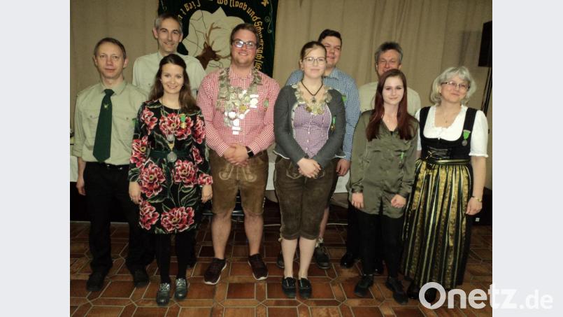 Lukas Spachtholz (Vierter von links) ist neuer Schützenkönig. Barbara Zinkl (Dritte von links) Schützenliesl. Die Königswürde bei der Jugend holte sich Melina Bartmann (Fünfte von links). Bild: ksi