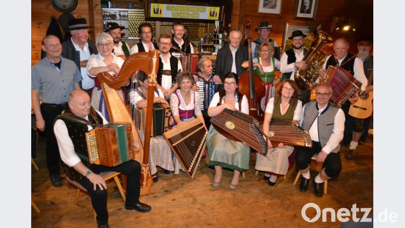 Georg Hüttner (links) und zweiter OWV- Vorsitzender Hans Fröhlich (sitzend rechts) präsentierten die beiteiligten Musikanten beim 49. Musikantenstammtisch in der Strobelhütte. Bild: hcz