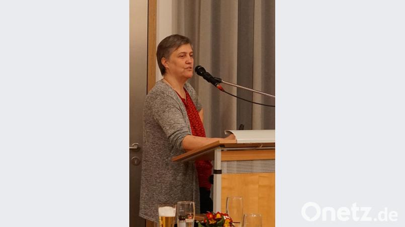 Gartenfachberaterin Petra Schmid gab Tipps zur Gestaltung eines naturnahen Gartens. Bild: nib