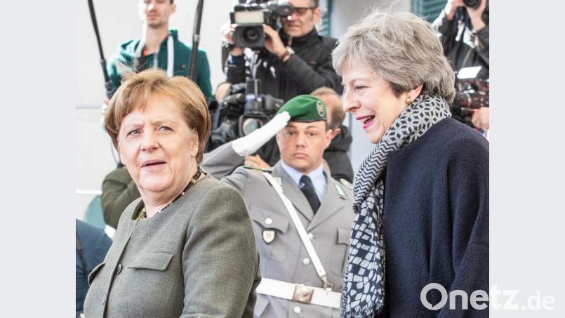 Bundeskanzlerin Angela Merkel (links) empfängt die britische Premierministerin Theresa May vor dem Bundeskanzleramt zu einem Gespräch. Thema ist die Vorbereitung des Brexit-Sondergipfels der EU. Bild: Michael Kappeler/dpa