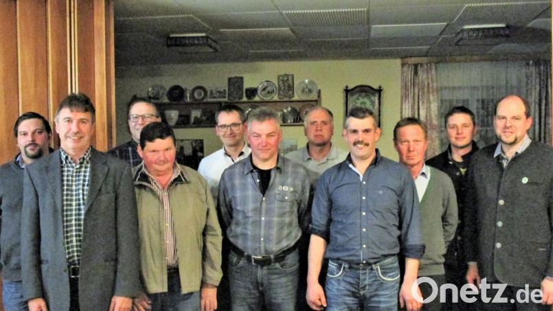 Die Geschicke der Jagdgenossen lenken künftig Vorsteher Hans Reindl (Zweiter von links), dessen Stellvertreter Matthias Schiml (Vierter von rechts) und Schriftführer Hans Dumler (Dritter von links). Jagdpächter Rainer Bayer, mit seinen Mitjägern Peter Götzl (von rechts) und Andreas Eberl (links), lobt die bisherige Zusammenarbeit. Bild: hl