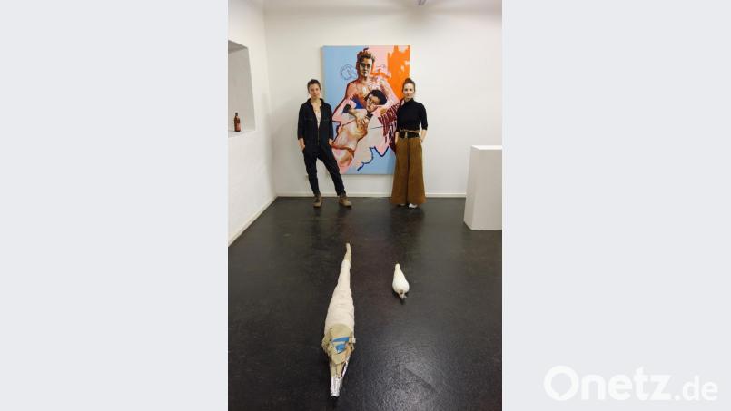 Barbara Muhr (links) und Julia Heinisch stellen gemeinsam im Regensburger Andreas-Stadel aus. Bild: wsu