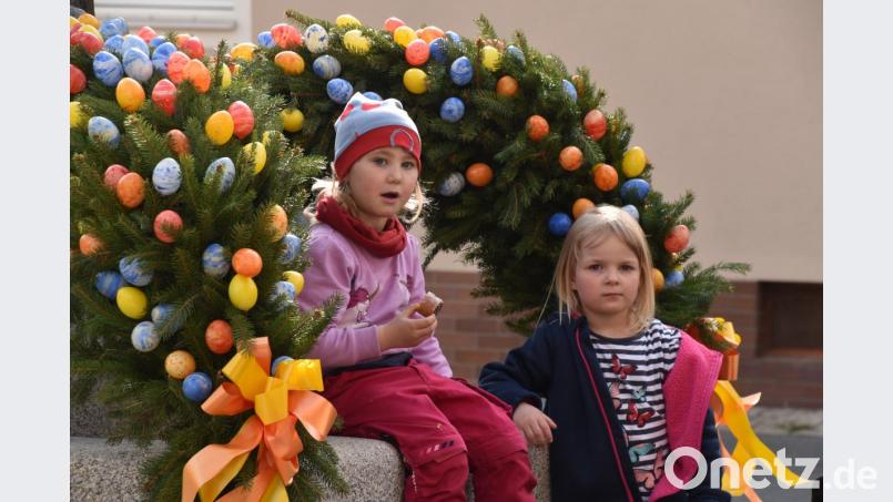 Ganz stolz auf den Osterbrunnen sind die beiden Mädls Bild: fz