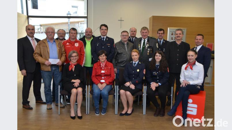 Die Vereinsvertreter aus den Gemeinden Waldthurn, Leuchtenberg und Tännesberg nehmen die Spenden entgegen. Sie sind vor allem Unterstützung für die Jugendarbeit. Bild: dob