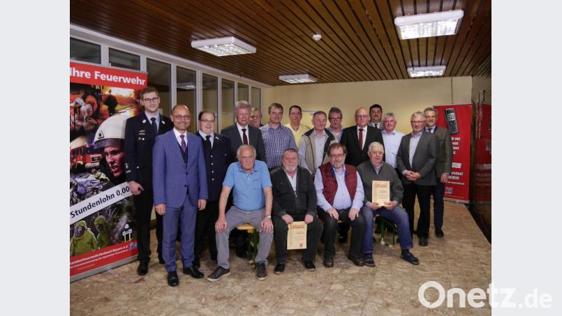 2. Vorsitzender Felix Weiser, stellvertretender Landrat Dr. Alfred Scheidler, Vorsitzender
Florian Trißl, Bürgermeister Lothar Müller gemeinsam mit den für 40- und 50-jährige Mitgliedschaft Geehrten, ebenso wie einigen, die 25 Jahre Mitgliedschaft feierten: Karl Berr, Horst Bauer, Manfred Bergmann, Johann Sailer, Anton Müller, Rainer Rath, Thorsten Schiener, Richard Kraus, Alfons Bauer, stellvertretenden
Landrat Roland Grillmeier (hinten von links) sowie Rainer Böckl, Lothar Strickner, Robert Sladky und Wilhelm Schiener (vorne von links). Bild: ebr