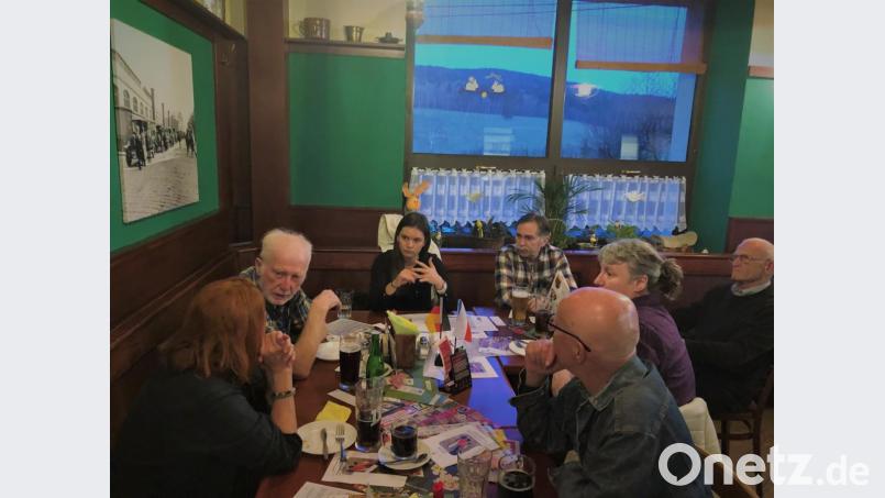 Jeder Gast der Stammtischrunde erzählt von seinen Erfahrungen beim Einkaufen im Nachbarland. In der Bildmitte Organisatorin Klara Halienková. Bild: eib