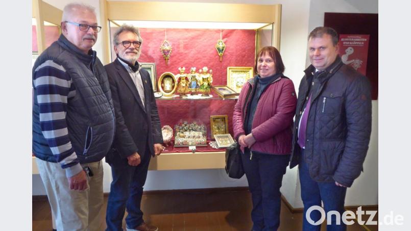 Museumseröffnung mit einer Ausstellung übers Klöppeln. Von links: OWV-Chef Reinhard Heine (von links), Hauptvereinsvorsitzender Armin Messner, Edith Rupprecht und Bürgermeister Karlheinz Budnik. Bild: exb