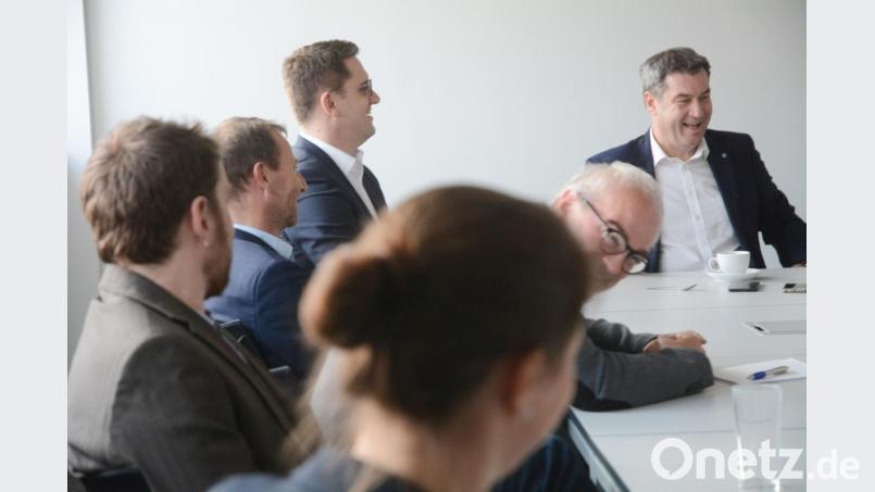 Gute Stimmung beim Redaktionsgespräch: Markus Söder (rechts) im Weidener Verlagshaus. Bild: Gabi Schönberger