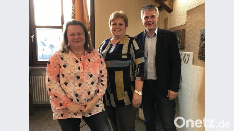 Verwaltungschefin Diana Kraus (links) wird Leiterin des Standesamtes, die Kämmerin Margit Frauenreuther ihre Stellvertreterin; mit im Bild Bürgermeister Thomas Meiler. Bild: eig