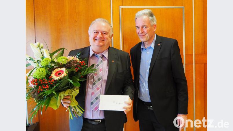 DGB-Landesvorsitzender Matthias Jena (rechts) verabschiedete Helmut Fiedler. Bild: Bühner