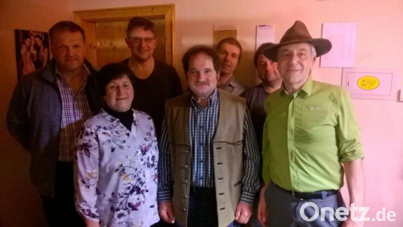 Die Vorstandschaft mit (vorne von links) Schriftführerin Anna Ettl, Jagdvorsteher Ulrich Graf und Jagdpächter Hanauer, (dahinter) Kassier Karl Graf, zweiten Vorstand Franz Forster sowie den Beisitzern Josef Hutzler und Markus Blab. Bild: exb