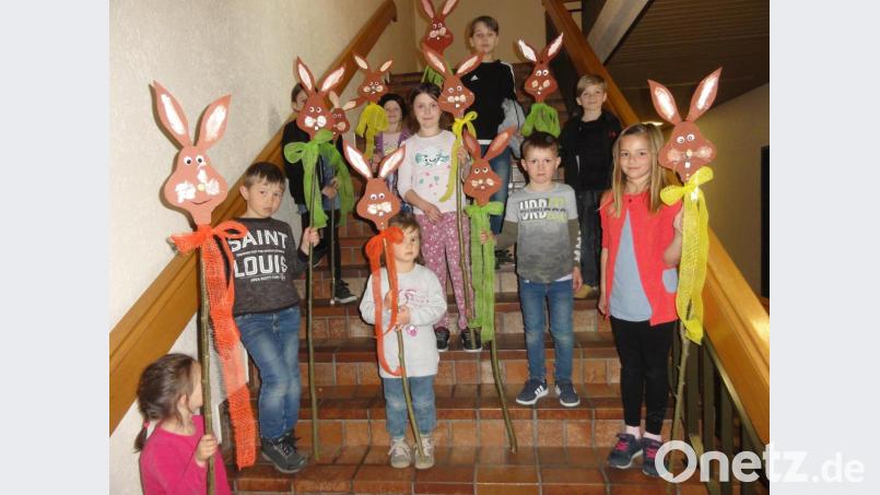 Voller Tatendrang und mit viel Kreativität bemalen und dekorieren die Mädchen und Buben unter der Regie des Obst- und Gartenbauvereins die Hasengesichter auf den Bodensteckern. Bild: jhö