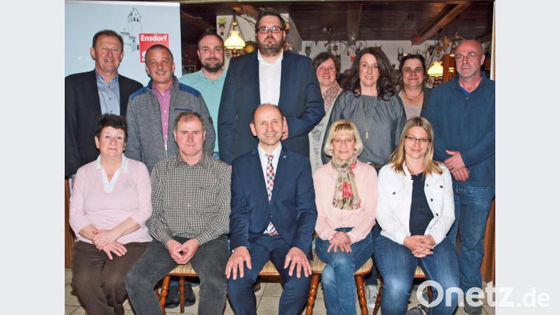 Bezirksrat Richard Gaßner (stehend, links) gratulierte dem neugewählten Vorstand mit Beisitzerin Rita Thomas, Fraktionssprecher Hans Eichenseer, Vorsitzendem Hans Ram, Seniorenbeauftragter Marga Grosser, Kassiererin Verena Patzelt (sitzend, von links), Gemeinderat Werner Scharl, Zweitem Vorsitzenden Bastian Bartmann, Beisitzerin Angela Wenzel, Schriftführerin Sigrid Gebhardt, Beisitzerin Karin Peuker und Beisitzer Rolf Peuker (stehend, ab Zweitem von links). Bild: sön