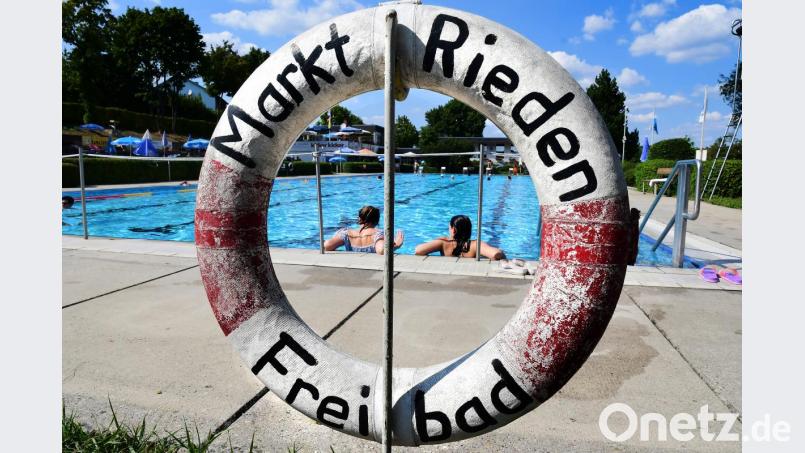Der Lack ist schon ein bisschen ab, nicht nur am Rettungsring. Nun aber kann Rieden die lang gewünschte Sanierung seines Freibads anpacken: Am Mittwoch kam die Förderzusage aus Berlin. Bild: Petra Hartl
