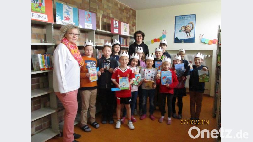 Die Lesekönige aus der Albert-Schweitzer-Schule freuen sich mit Konrektorin Pia Täschner (links) und Rektorin Marion Weigl. Bild: Albert-Schweitzer-Schule/exb