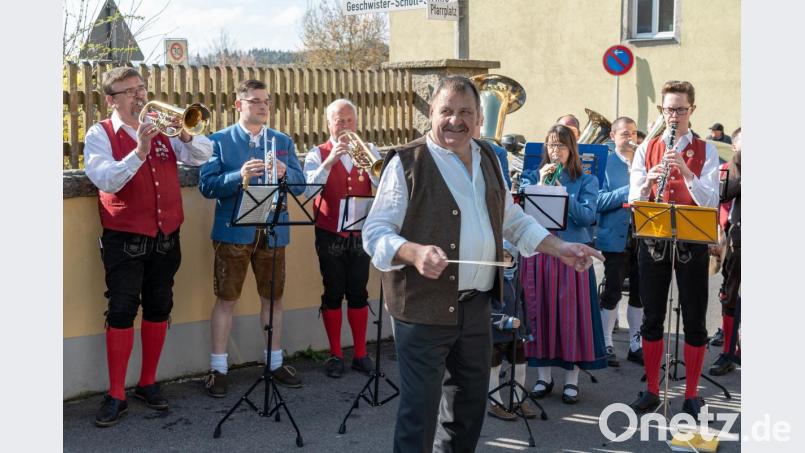 "Schwanerer"-Wirt Herrmann Schrembs dirigiert an seinem 60. Geburtstag die Neuhauser Boum und die Stadtkapelle Windischeschenbach, die ihm zu Ehren erstmals miteinander zum Ständchen auflaufen. Bild: Fabian Zetzl/exb