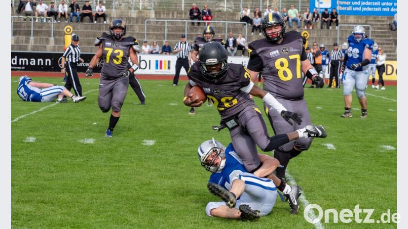 Mit allen Mitteln versuchten die Regensburg Royals, die Amberger zu stoppen. Nicht immer erfolgreich: Die Mad Bulldogs (links Reacon Jackson, rechts Max Weigert) gewannen ihren letzten Test vor Beginn der Landesliga-Saison deutlich mit 32:0. Bild: Fabian Gruber