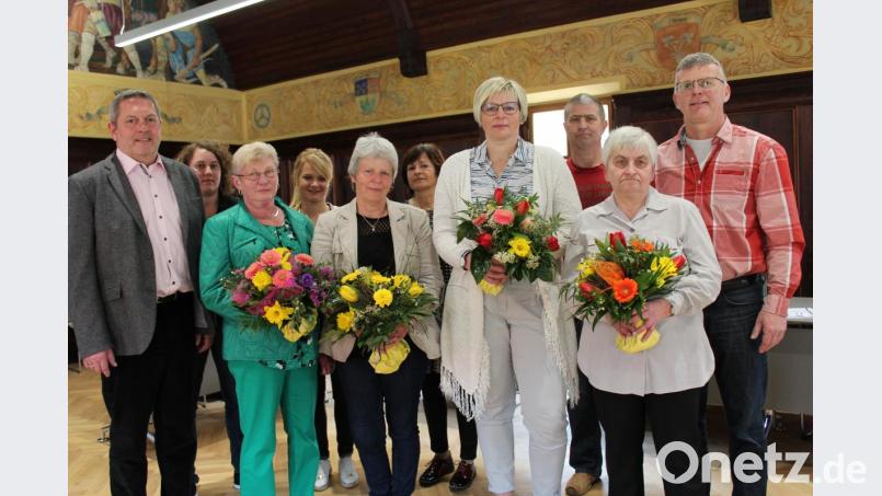 Auf 25 Jahre Dienstjahre bei der Stadt blicken (vorne, von rechts) Anna Schmidt und Anke Griesbeck zurück; in den Ruhestand gehen Conny Müller und Hildegard Lippert. Hinten von links Bürgermeister Joachim Neuß, Bademeisterin Stefanie Mohles, Personalamtsleiterin Michéle Schwarz, Kindergartenleiterin Annemarie Förster, Hausmeister Armin Paulus und stellvertretender Personalratsvorsitzender Harald Schmidt. Bild: cs